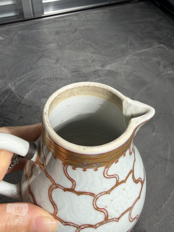 清雍正青花矾红描金花卉纹暗刻缠枝花卉纹奶壶（带铜链） - 图11
